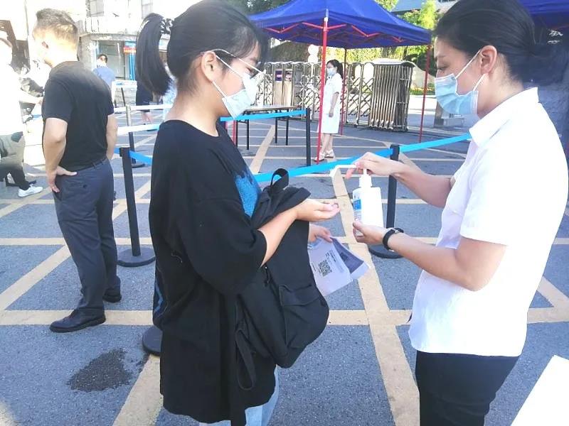 湖南保安服務,墻外高空清洗服務,湖南保利天創(chuàng)物業(yè)發(fā)展有限公司