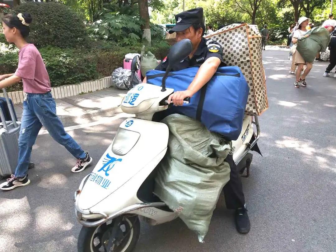 湖南保安服務,墻外高空清洗服務,湖南保利天創(chuàng)物業(yè)發(fā)展有限公司