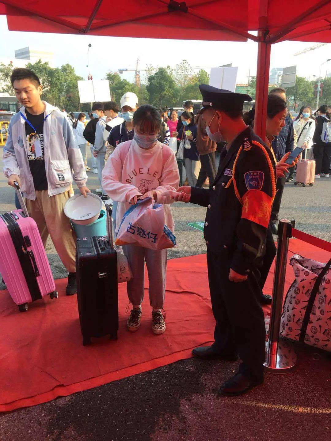 湖南保安服務,墻外高空清洗服務,湖南保利天創(chuàng)物業(yè)發(fā)展有限公司 湖南保安服務,墻外高空清洗服務,湖南保利天創(chuàng)物業(yè)發(fā)展有限公司