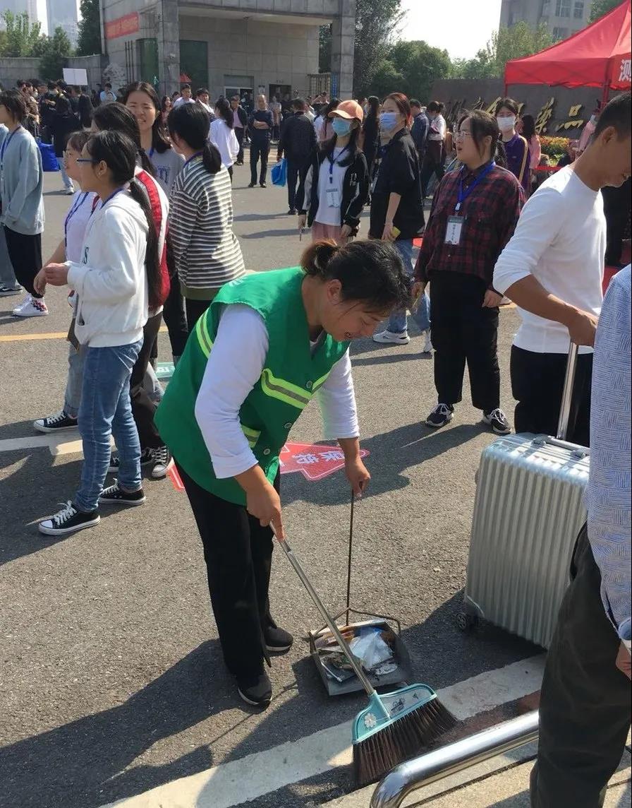 湖南保安服務,墻外高空清洗服務,湖南保利天創(chuàng)物業(yè)發(fā)展有限公司