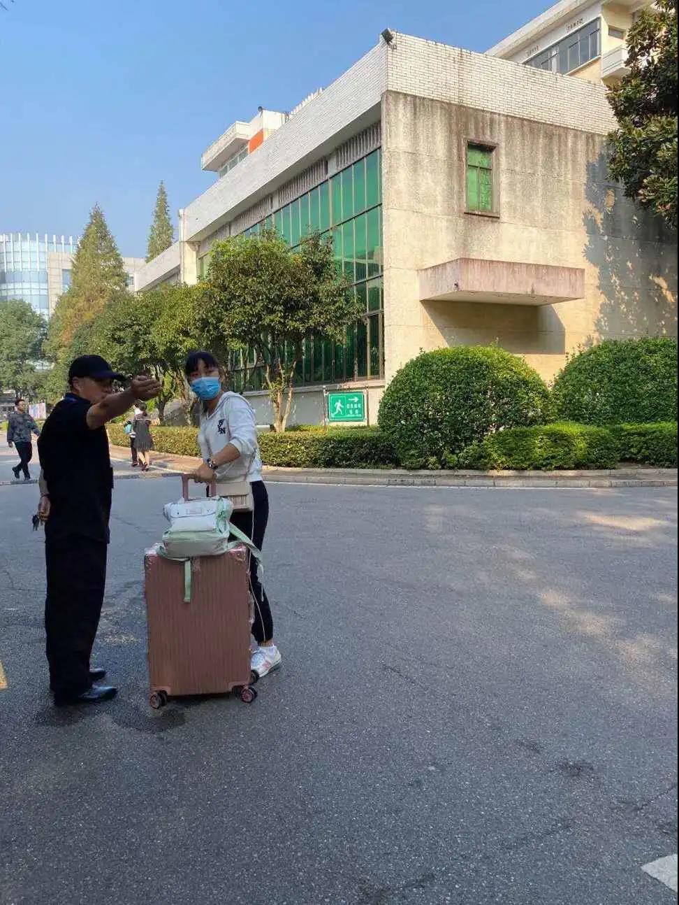 湖南保安服務,墻外高空清洗服務,湖南保利天創(chuàng)物業(yè)發(fā)展有限公司 湖南保安服務,墻外高空清洗服務,湖南保利天創(chuàng)物業(yè)發(fā)展有限公司
