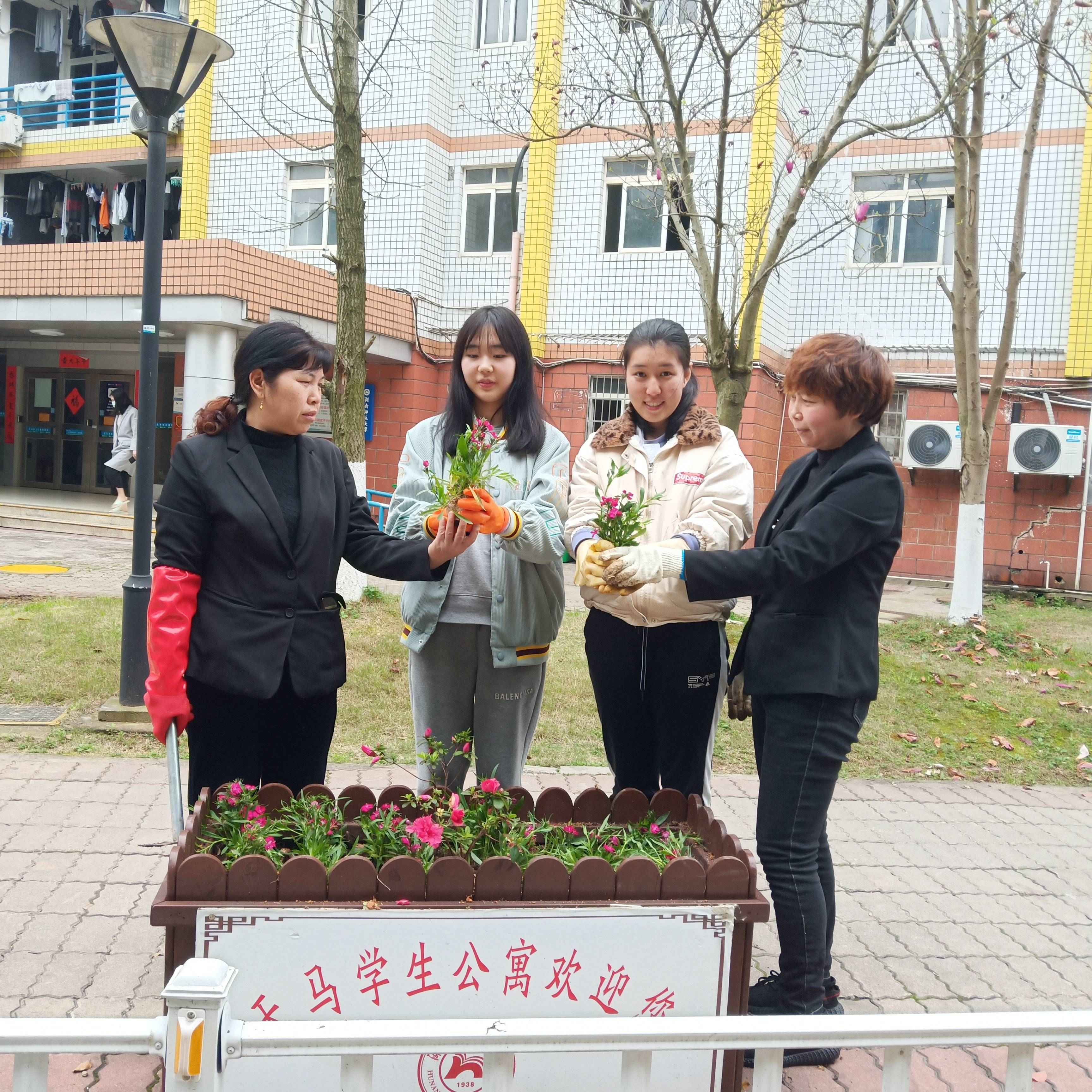 湖南保安服務(wù),墻外高空清洗服務(wù),湖南保利天創(chuàng)物業(yè)發(fā)展有限公司 湖南保安服務(wù),墻外高空清洗服務(wù),湖南保利天創(chuàng)物業(yè)發(fā)展有限公司