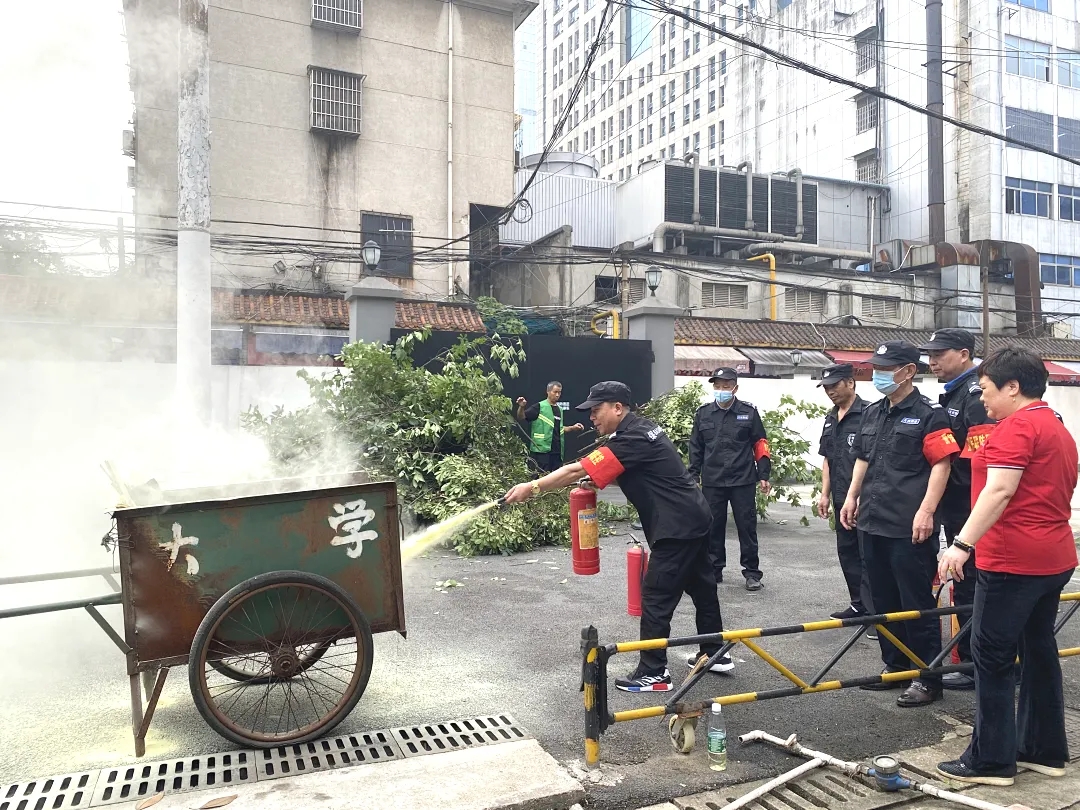 湖南保安服務,墻外高空清洗服務,湖南保利天創物業發展有限公司 湖南保安服務,墻外高空清洗服務,湖南保利天創物業發展有限公司